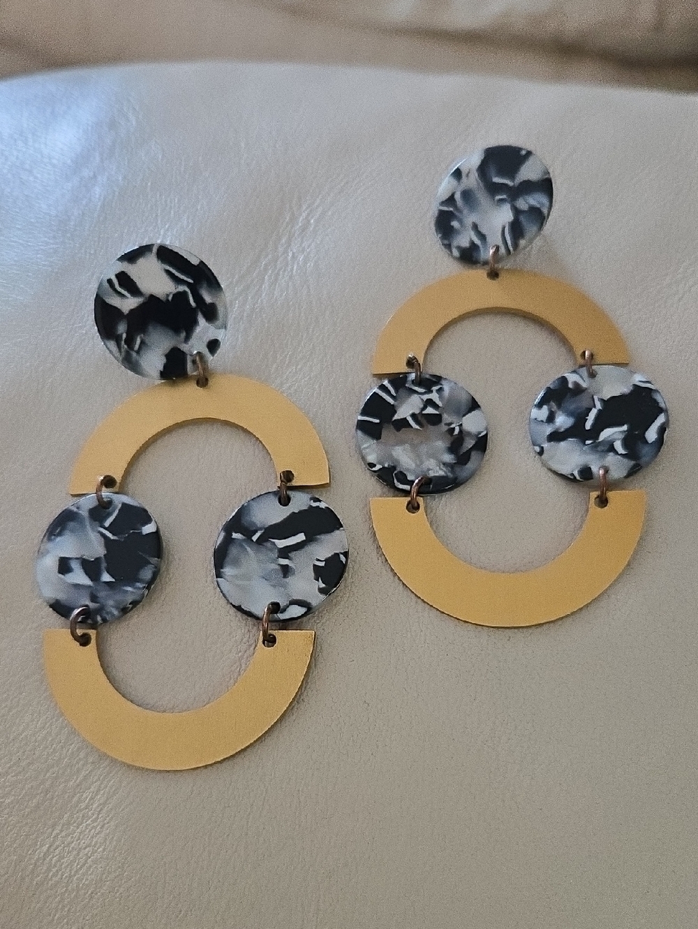 Gold and Black Tortoiseshell Drop Earrings - Women Jewelry ⭐️✨️⭐️